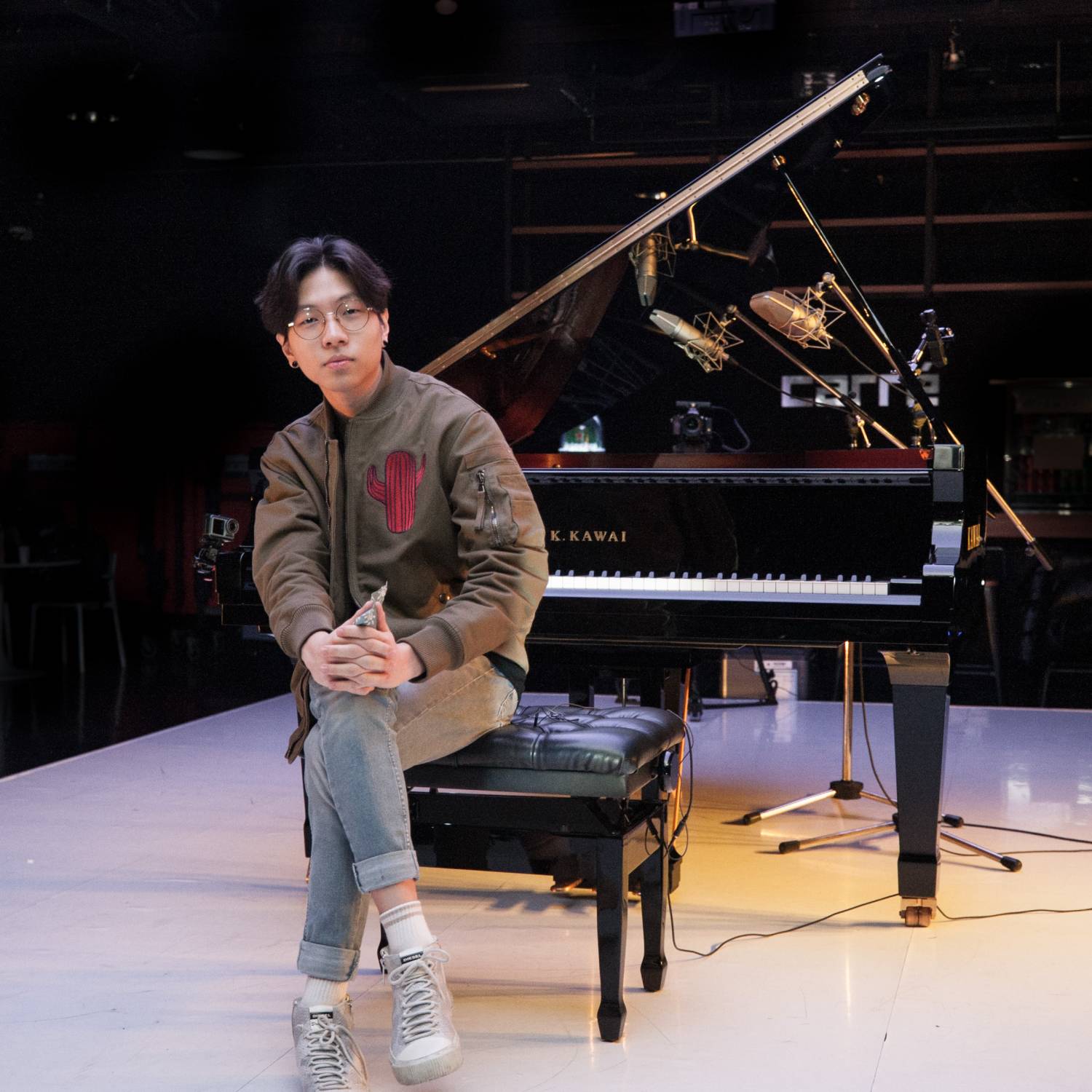 김요한 가와이피아노 GX 앞에서 포즈
